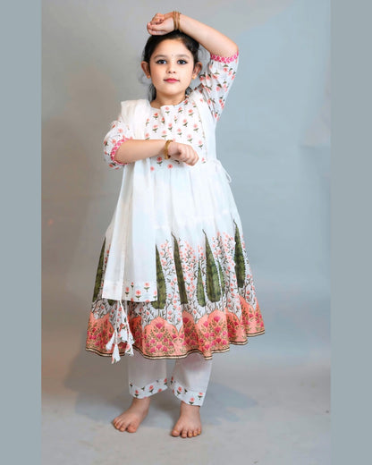 Girls Side knot White Kurti And Pant With Dupatta