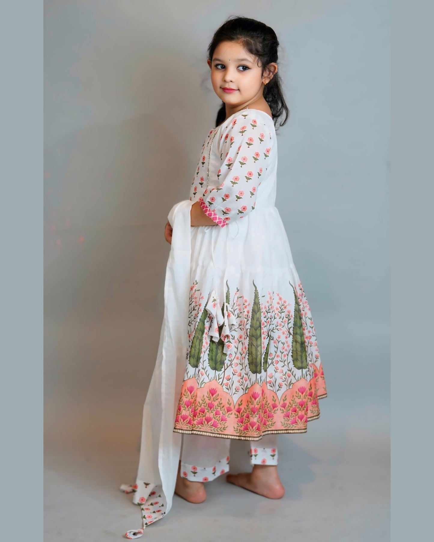 Girls Side knot White Kurti And Pant With Dupatta