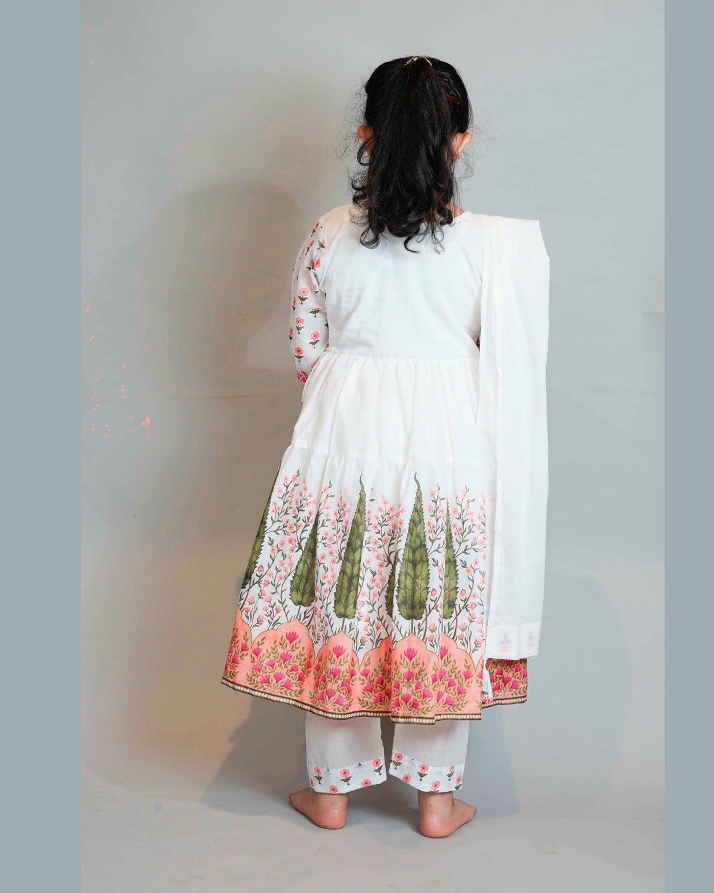 Girls Side knot White Kurti And Pant With Dupatta